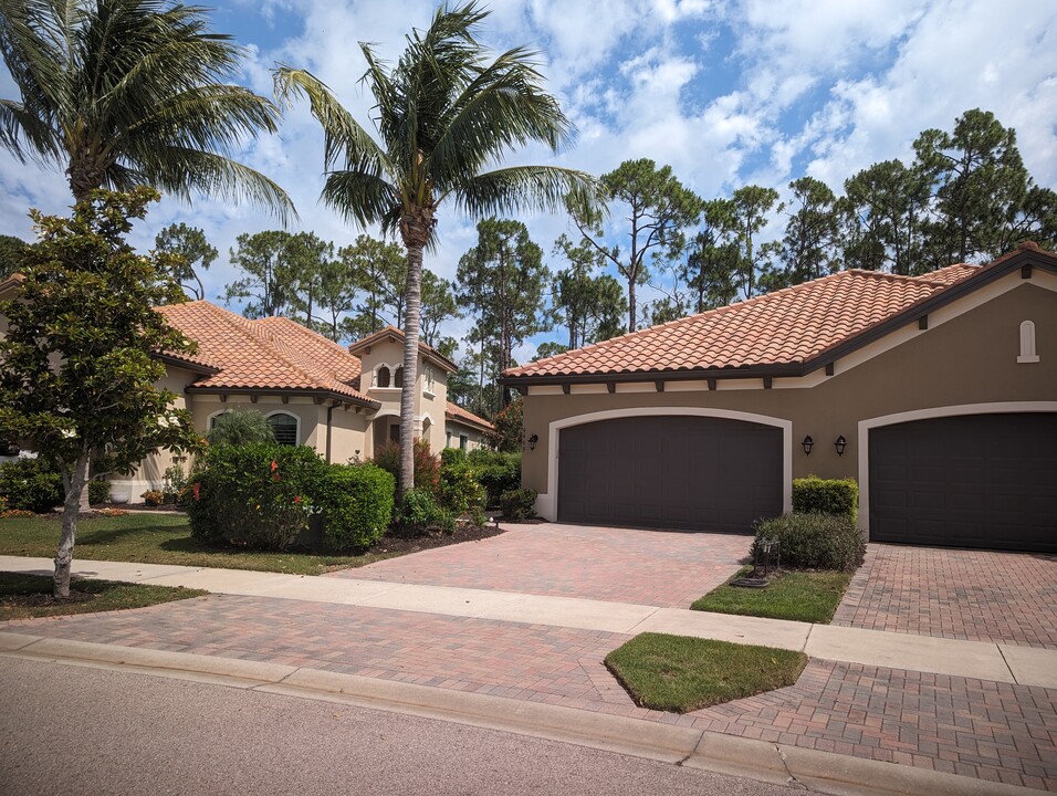 9469 Isla Bella Cir in Bonita Springs, FL - Foto de edificio