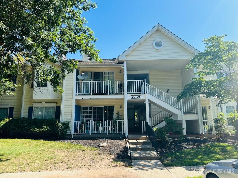 87 Sapphire Ln in Franklin Township, NJ - Building Photo