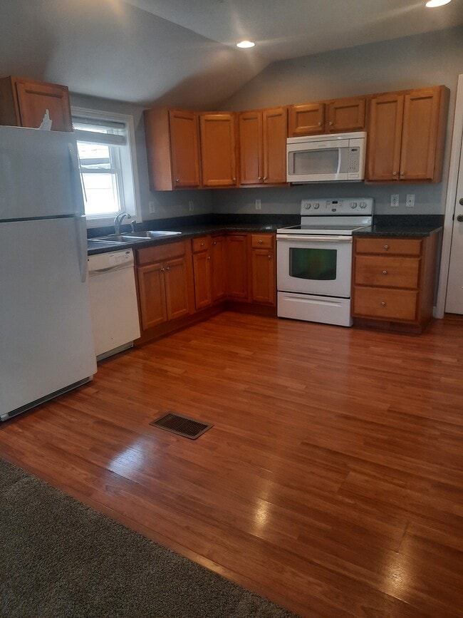 466 Center St, Unit 2 in Hanover, MA - Building Photo - Building Photo
