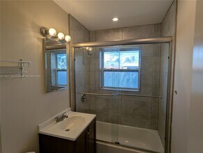 2210 Johnson St in Hollywood, FL - Building Photo - Building Photo