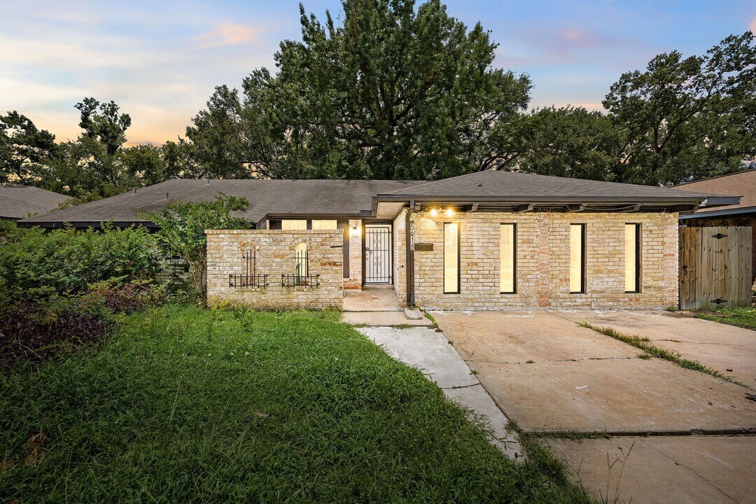 5618 Briarwick Ln in Houston, TX - Building Photo