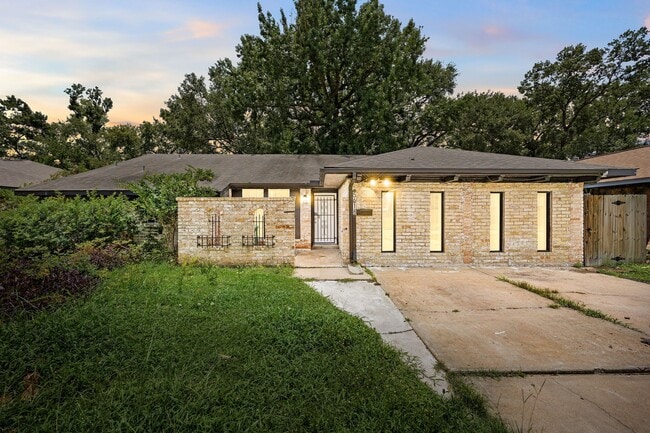 property at 5618 Briarwick Ln