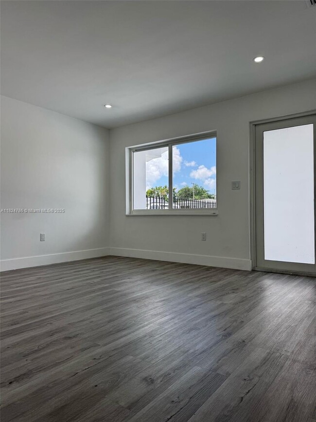 439 E 16th St in Hialeah, FL - Building Photo - Building Photo