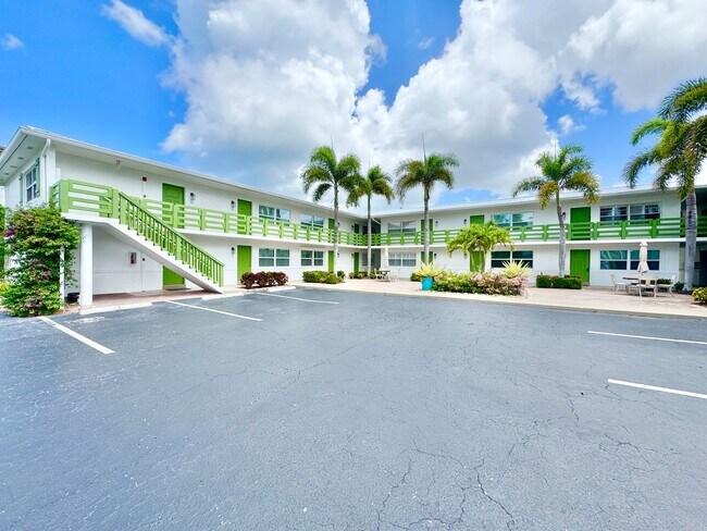 975 9th Ave S in Naples, FL - Building Photo - Building Photo