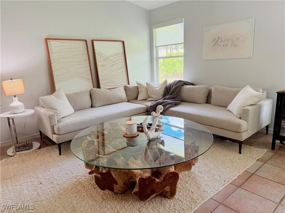 337 Emerald Bay Cir in Naples, FL - Building Photo