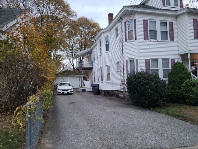 10 Elsmere Ave, Unit Second floor in Methuen, MA - Foto de edificio - Building Photo