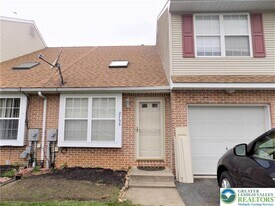 2733 Victoria Ln in Easton, PA - Building Photo