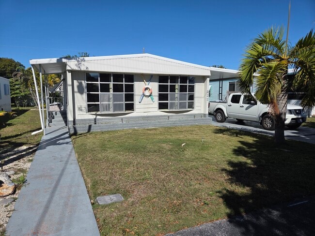 property at 922 S Silver Cir