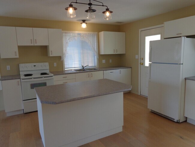 5515 Rutherford Rd in Nanaimo, BC - Building Photo - Building Photo