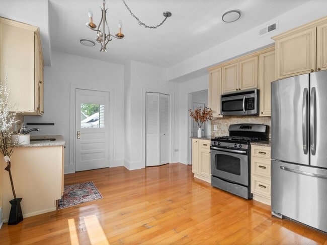 58 Oliver St, Unit 2 in Somerville, MA - Foto de edificio - Building Photo