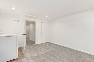 636 S Lakehurst Dr in Olathe, KS - Foto de edificio - Building Photo