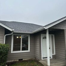 1223 SW Sun Glo Dr in Grants Pass, OR - Building Photo - Building Photo