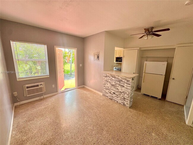 140 SW 30th Ct-Unit -134 in Miami, FL - Building Photo - Building Photo