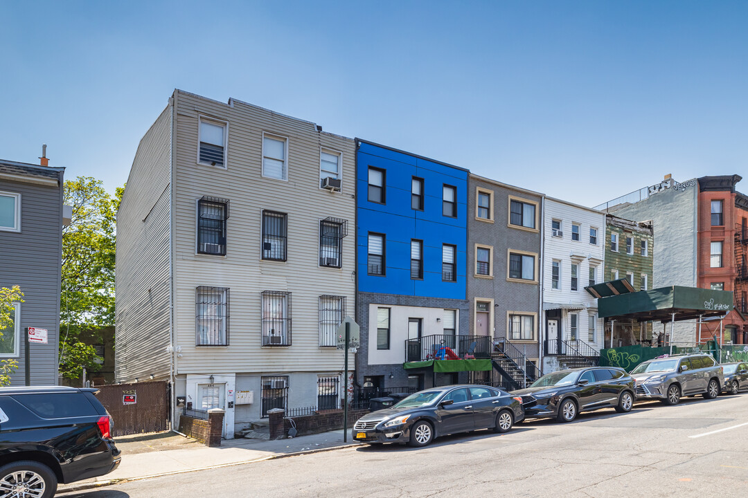 484 Lafayette Avenue in Brooklyn, NY - Building Photo