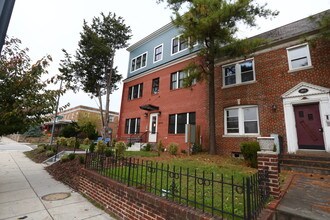 2000 D St NE in Washington, DC - Building Photo - Building Photo