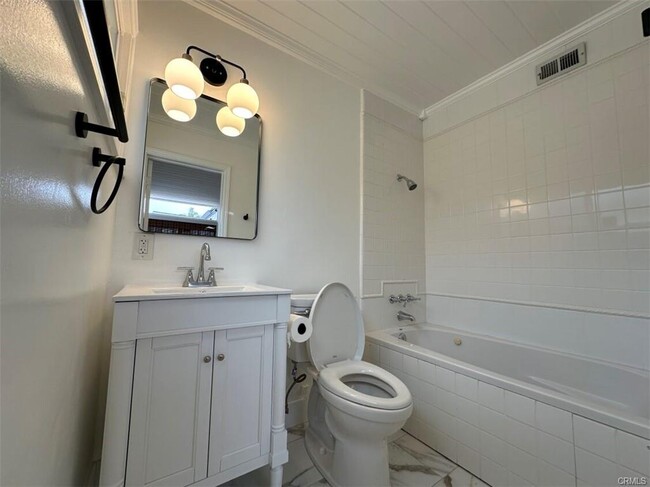 215 Jo Anne Pl in Newport Beach, CA - Building Photo - Building Photo