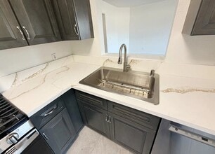 3119 Foothill Blvd, Unit 4 in La Crescenta, CA - Foto de edificio - Building Photo