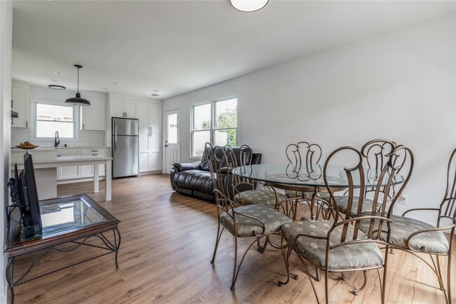 325 Montauk Hwy in Westhampton Beach, NY - Building Photo - Building Photo