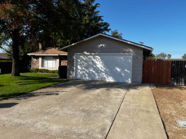 3805 Bairnsdale Way in Sacramento, CA - Foto de edificio - Building Photo