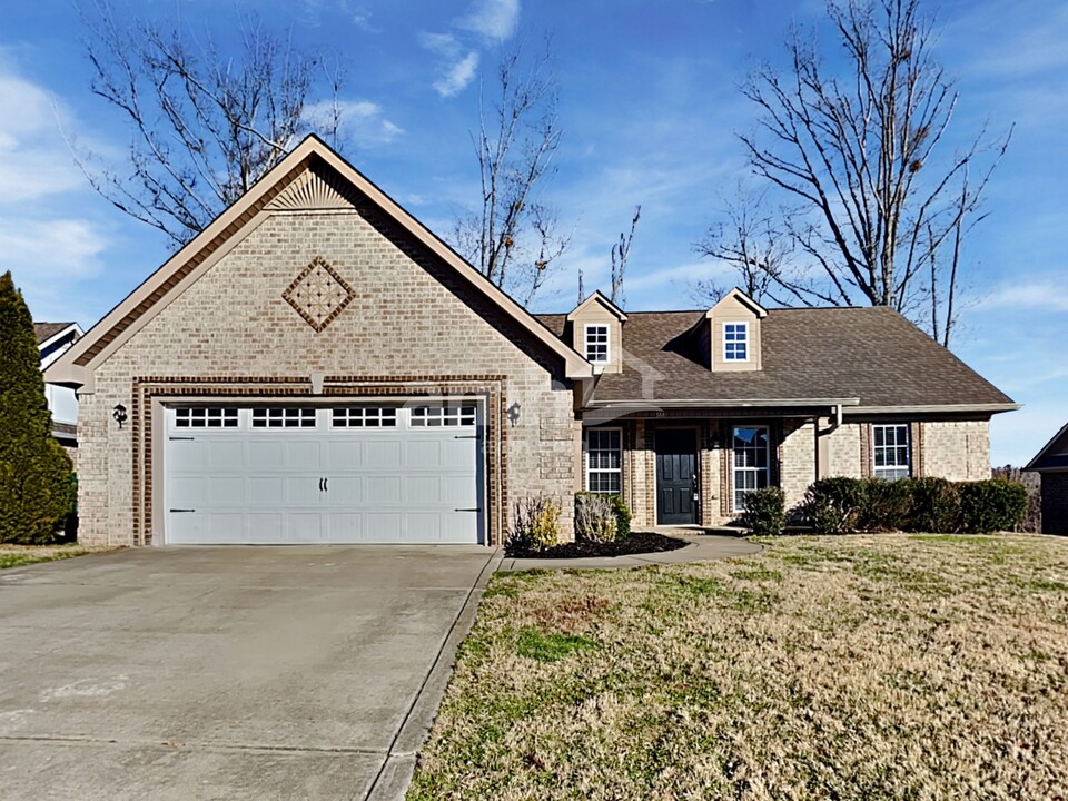 1004 Neeleys Bnd in Spring Hill, TN - Building Photo