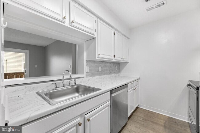 2415 Ravens Crest Dr in Plainsboro, NJ - Building Photo - Building Photo