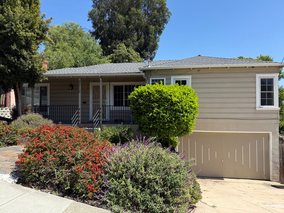 3210 82nd Ave in Oakland, CA - Building Photo