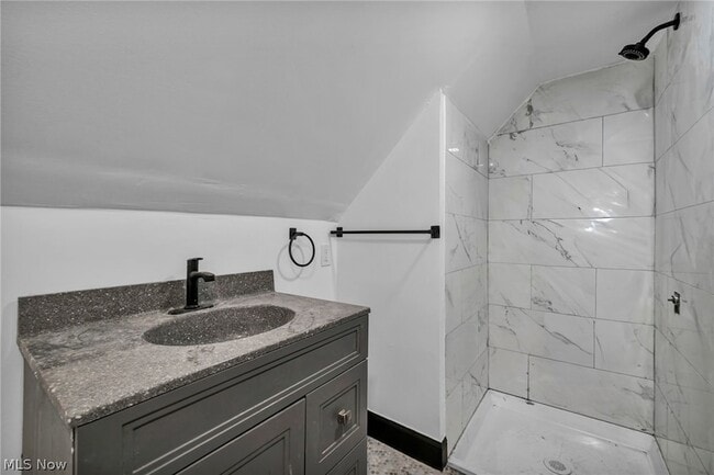 12001 Oakview Ave, Unit UP in Cleveland, OH - Foto de edificio - Building Photo