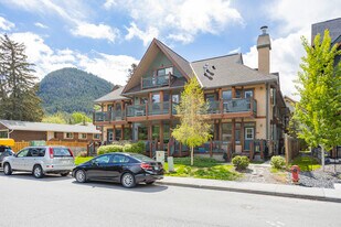 422 Cougar St in Banff, AB - Building Photo