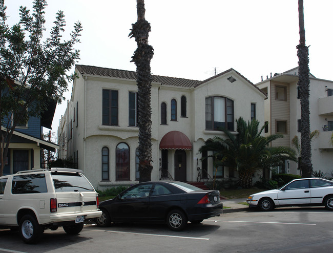 230 E 12th St in Long Beach, CA - Foto de edificio - Building Photo