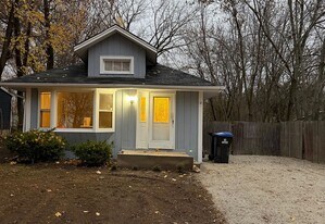 24684 W Lake Shore Dr in Round Lake, IL - Building Photo