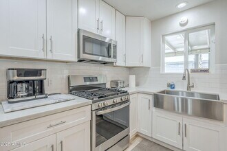 4240 E Bluefield Ave in Phoenix, AZ - Foto de edificio - Building Photo
