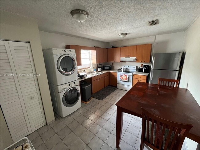 471 E 13th St-Unit -471 in Hialeah, FL - Building Photo - Building Photo