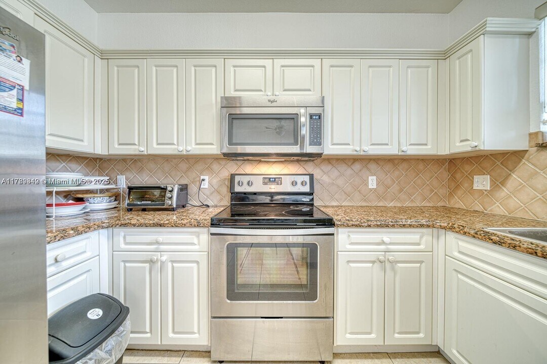2733 NE 3rd Ct in Homestead, FL - Building Photo