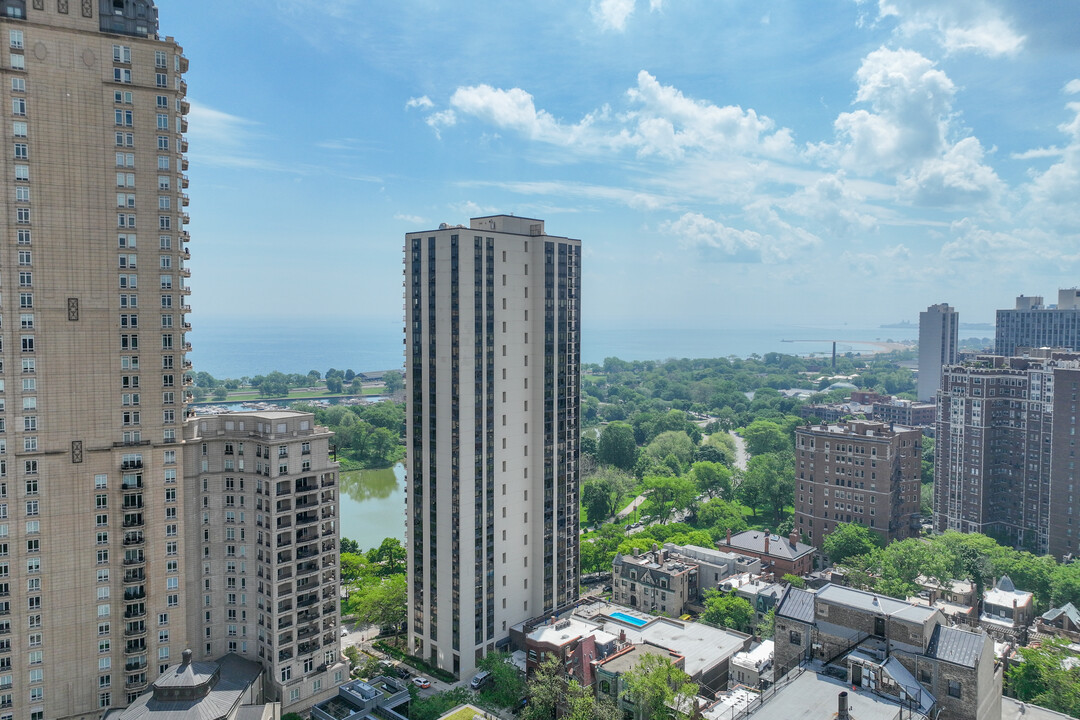 2350 N Lincoln Park W in Chicago, IL - Building Photo