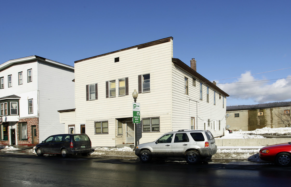 112 S Main St in White River Junction, VT - Foto de edificio