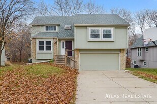 9336 Greenway Ln in Lenexa, KS - Building Photo