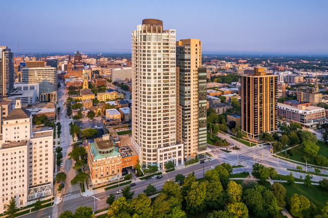 University Club Tower in Milwaukee, WI - Foto de edificio - Building Photo