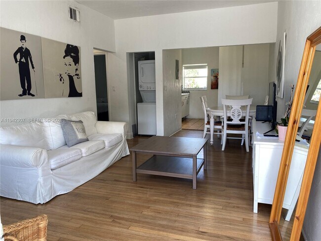 1011 9th St in Miami Beach, FL - Foto de edificio - Building Photo