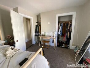 24 Greylock Rd, Unit 2 in Boston, MA - Foto de edificio - Building Photo
