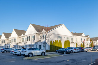 The Seasons at Seaford in Seaford, NY - Foto de edificio - Building Photo