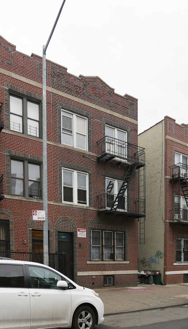 304 Schaefer St in Brooklyn, NY - Foto de edificio - Building Photo