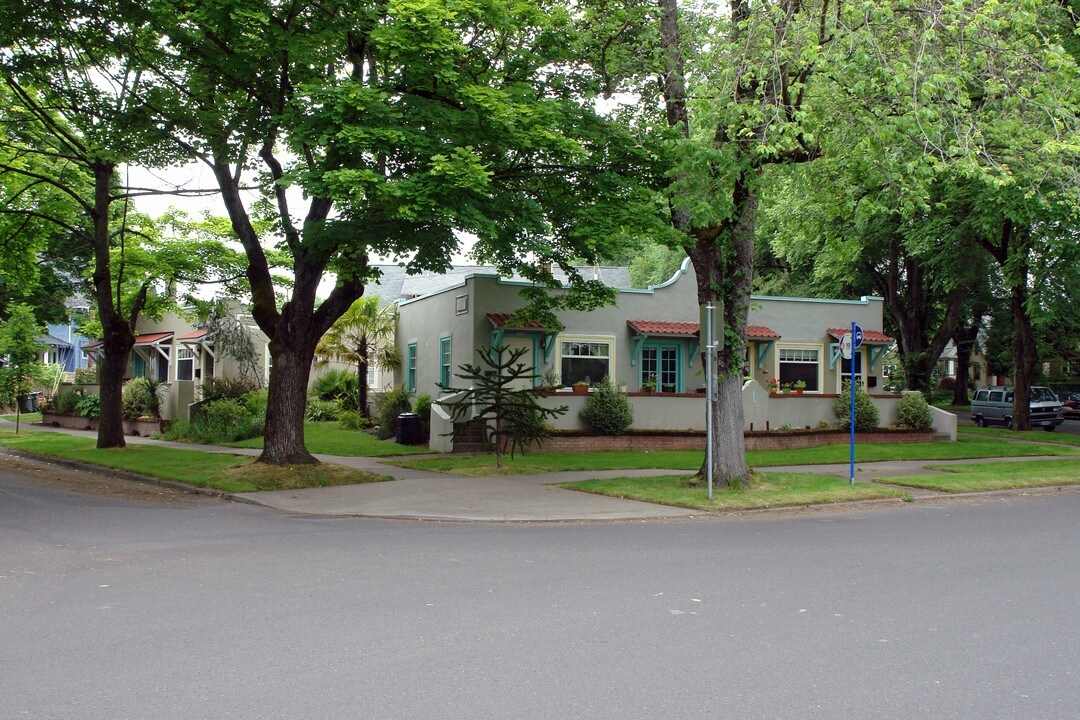 1935 SE Elliott Ave in Portland, OR - Foto de edificio