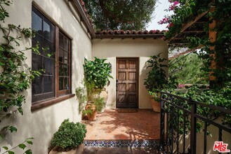 8515 Ridpath Dr in Los Angeles, CA - Building Photo - Building Photo