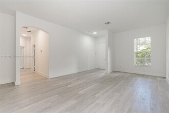 4413 W Whitewater Ave in Weston, FL - Building Photo - Building Photo