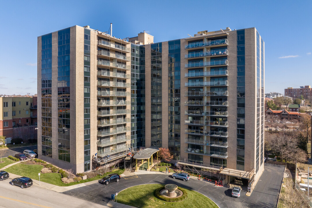 Parkway Towers in Kansas City, MO - Building Photo