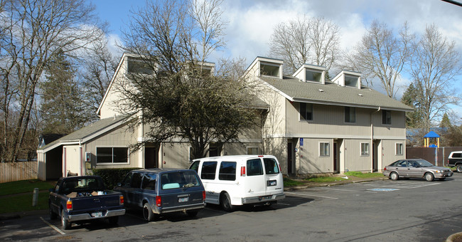 Sunburst Manor in Veneta, OR - Building Photo - Building Photo