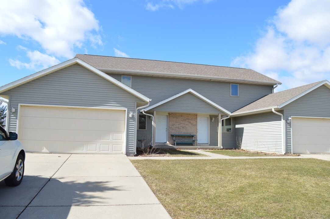 1121 Union Rd in Oregon, WI - Foto de edificio