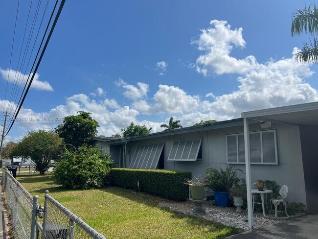 900 NW 14th Ave in Homestead, FL - Building Photo - Building Photo