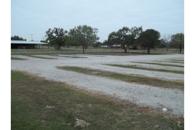 245 Brazos St in Campbellton, TX - Foto de edificio