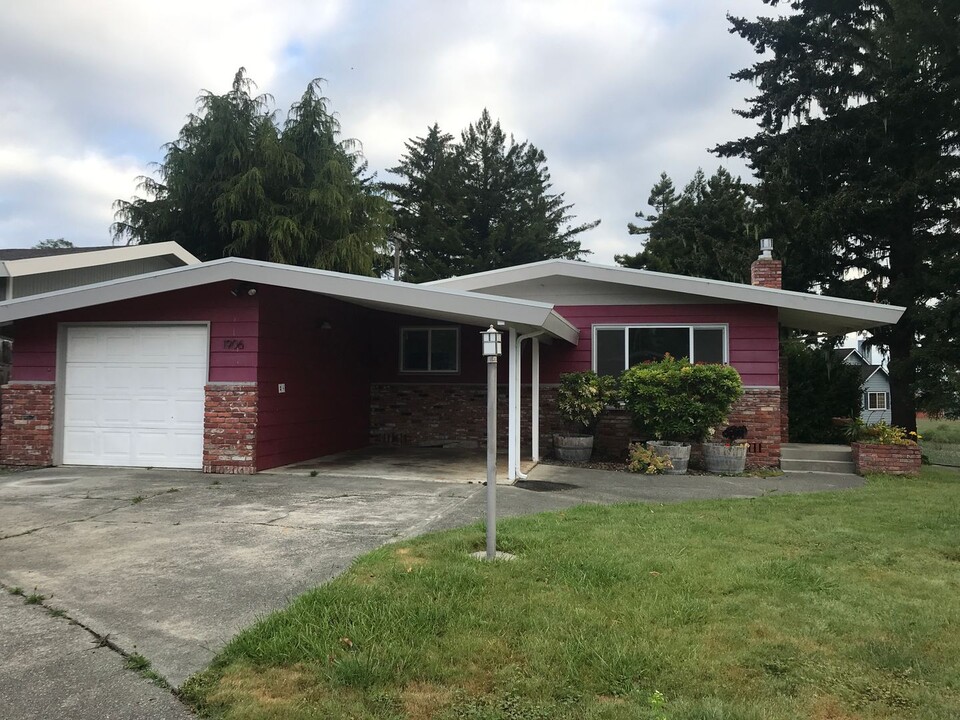 1906 Highland Cir in Eureka, CA - Foto de edificio